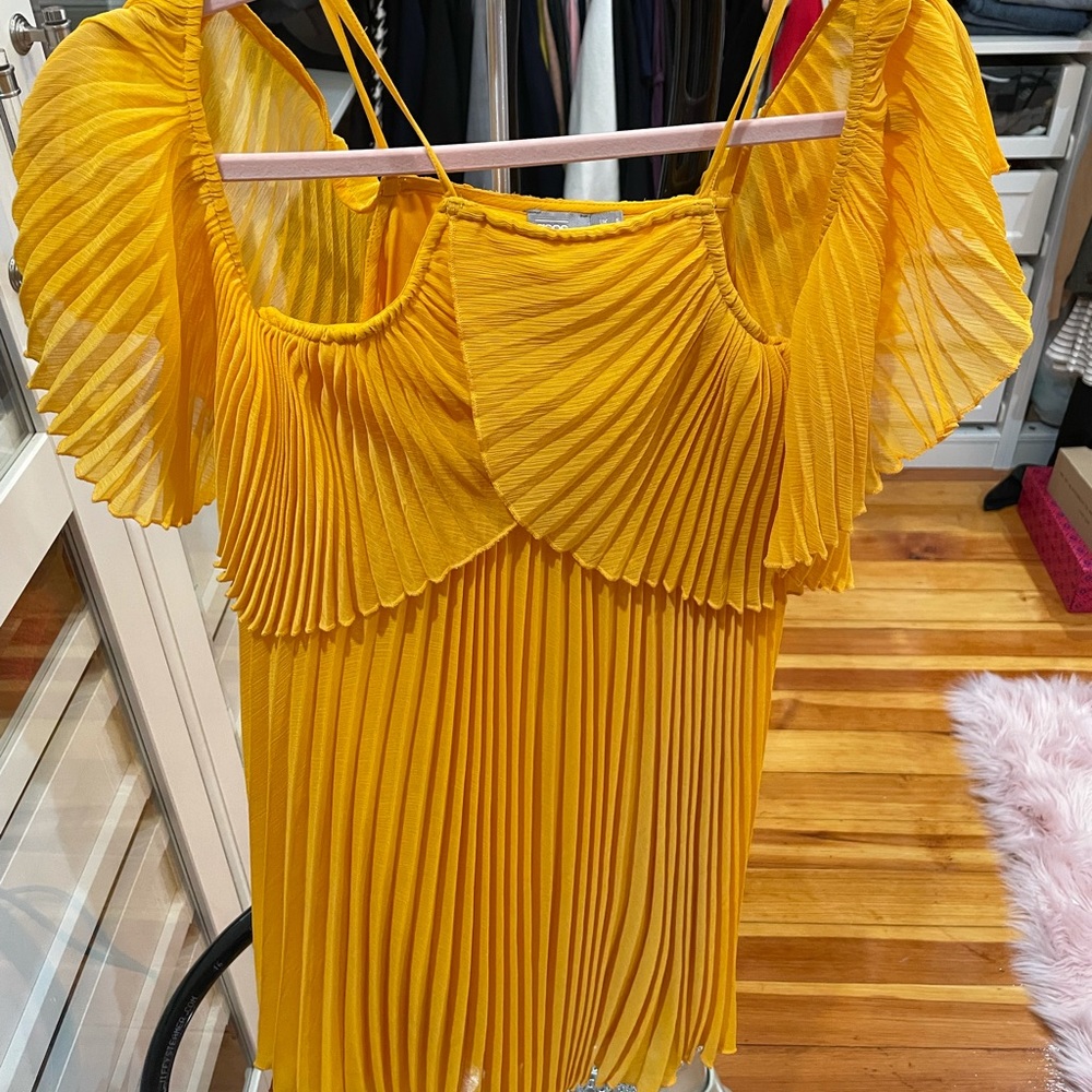 Cold shoulders dress pleated